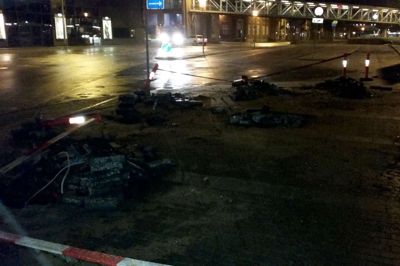 Ved banegården er afspærringen ved gravearbejdet væltet. Politiet advarer om, at køre forsigtig, da der kan være væltet ting og træer ud på kørebanen. Foto: Kim Hansen
