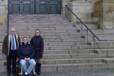 Mikkel og Lisbeth Pedersen før Højesteretsmødet sammen med advokat Jakob Fastrup. Mikkel er siden ramt af en arbejdsulykke og bruger kørestol