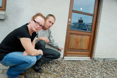 Mikkel og Lisbeth fotograferet i 2010 efter skaden. De viser her hvor højt vandet stod. I dag er Mikkel desværre mere eller mindre bundet til en kørestol efter en arbejdsulykke. ?Foto: Steen Hebsgaard