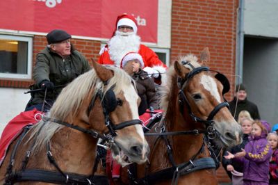 Julemanden ankom med sine hjælpere i hestevogn. ?foto: jakob houg jakobsen