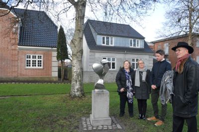 Kunstneren Jørgen Pedersen afslørede sin skulptur Samspil - foran de to vinderhuse. ?Foto: Steen Hebsgaard