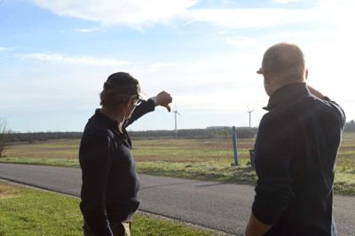 Peter Sørensen og Svend Kristiansen diskuterer den planlagte placering af møller ved Isenvad - som nu er stillet i bero. ?Foto: Laila Kempel