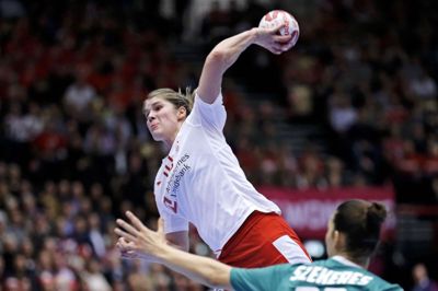 Den tidligere FCM-spiller Line Jørgensen i flyvende stil. Det var dog langt fra nok mod et stærkt spillende ungarsk hold, der vandt 29-22. Polfoto