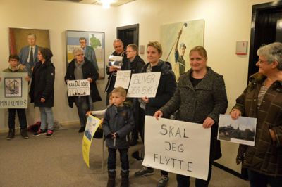 Der var så mange, at folk stod på gangene på Ikast Rådhus. ?Foto: Steen Hebsgaard