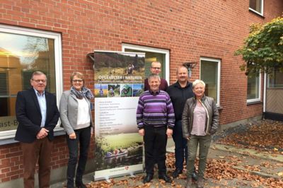 På billedet ses Erhvervskontaktudvalget sammen med turistchef Jette Nielsen og formand for
turistforeningen Lars Andresen. ?Privatfoto