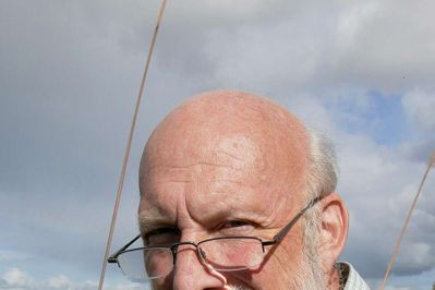 Erik Kavin fra Over Isen ved Isenvad er bekendt med byens ekstreme klima, men det er ikke noget, som betyder meget for ham i hverdagen. ? Foto: Henrik Mark
