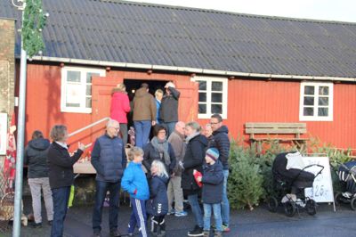Der var fyldt med folk til julemarked i den gamle røde bygning, som står som dengang Peter Løhde Jensen drev foderstof-forretning på stedet. Foto: Morten Hallstrøm