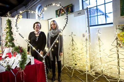 Der var flot pyntet op ved julemessen i RemisenBrande. Belysningen stod Jyfa maskinværksted for. Her repræsenteret ved Hanne Block (t.v.) og Hanne Tvermose. Jyfa var blandt de 29 erhvervsdrivende, der havde en stand ved messen. ?Foto: Tom Laursen