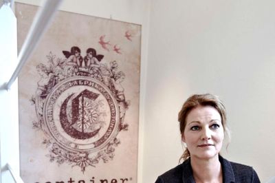 Anita Holk stiftede modevirksomheden Container i 2001 og har stået i spidsen for den lige siden. I det nye selskab, som viderefører aktiviteterne, bliver hun ansat med ansvar for design, produktudvikling og markedsføring, mens René Milter er ny indehaver og administrerende direktør. ?Foto: Tony Brøchner