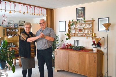 Karen og Asger Knudsen har dyrket folkedans længere, end de har været gift, og de fortsætter. De tager årligt til Karup for at dyrke den store fælles-passion, men man kan jo også øve sig på stuegulvet i huset i Akacieparken. ?Foto: Flemming Thulstrup