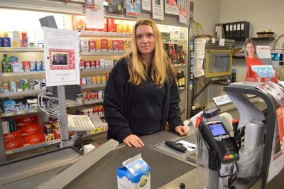 Anita Funke Larsen vendte tilbage til fødebyen og blev købmand, og nu er hun også kåret som årets borger i Gludsted. ?Foto: Flemming Thulstrup