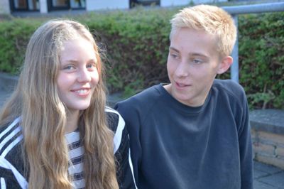 For Rosa Emilie Jørgensen og Emil Frej Brunbjerg på Midtjysk Efterskole er de daglige rapporter om flygtninge i hele Europa kommet helt tæt på. De har besøgt et asylcenter, og mødt unge mennesker, som ikke har opgivet håbet.