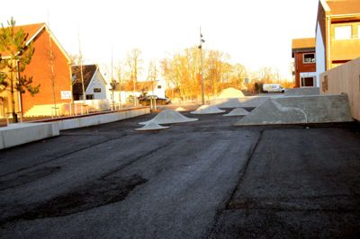 Bymidten i Bording skal være et sted, der indbyder til aktivitet og naturligt møde for byens borgere. Nu er det frosten, der har sat arbejdet på standby?foto laila kempel