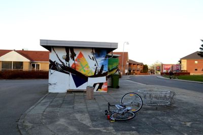 Busskuret i Bording fik for et par år siden farverig ansigsløftning - Nu skal det bruges som udgangspunkt for et glashus i forbindelse med Vision Bording.I øjeblikket arbejdes der på tegninger Foto: Laila Kempel