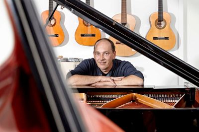 Musikskoleleder Simon Lindegaard: Musik skal på dagsordenen hos de unge. ?Foto: Tony Brøchner