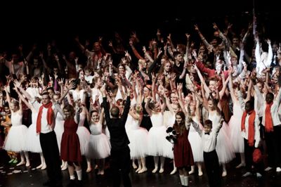 1.000 børn og unge fra Region Midtjylland og Burkina Faso var i 2012 med til at skabe teaterkoncerten Hjertespejl i Musikhuset Aarhus. Bag det internationale og tværkulturelle projekt stod Aarhus Musikskole og Kulturprinsen i Viborg. Den type projekter flugter med den nye kulturpolitik - eksempelvis i forhold til at støtte institutioner og partnerskaber i at skabe unikke oplevelser og nye formidlingsformer og støtte kulturlivet i at samarbejde på tværs af landegrænser.