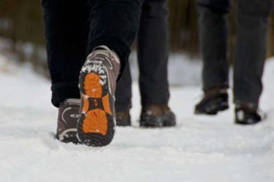 Politiet beder folk på gåture om at holde sig væk fra de tilfrossede søer og fjorde, da isen ikke nødvendigvis kan bære endnu. Foto: Colourbox