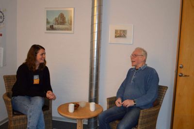 Koordinator Søs Philipsen får en sludder med en gammel »kunde« - Ib Jørgensen, der takker Center for Rusmiddelbehandling for, at han i dag er i live. ??????Foto: Flemming Thulstrup