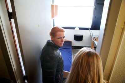 Inger Støjberg fra et tidligere besøg på Kærshovedgård. Hun vil skærpe straffen, så man ryger i fængsel i stedet for at kunne afsone med fodlænke på udrejsecentret. Foto: Flemming Hansen