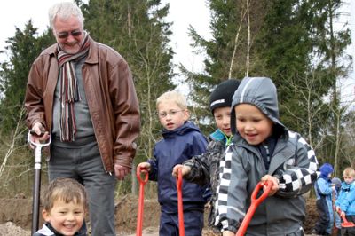 Der skal snart tages spadestik til ny børnehave i Bording - her er det i Ejstrupholm for fire år siden i april 2012 at daværende udvalgsformand Evald Asp får hjælp af de kommende brugere ?foto kim kristensen