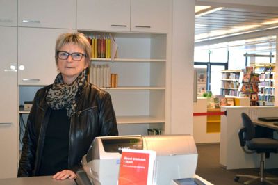 Et velkendt syn på biblioteket i Ikast - Janne Markvorsen bag skranken, men om blot en måned siger hun farvel til sin arbejdsplads gennem mere end 40 år. ?Foto: Flemming Thulstrup