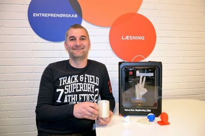 Lærer og IT-vejleder på Ikast Vestre Skole, Søren Windeballe, skrev ansøgningen, der førte til, at skolen vandt denne 3D-printer. ?privatfoto