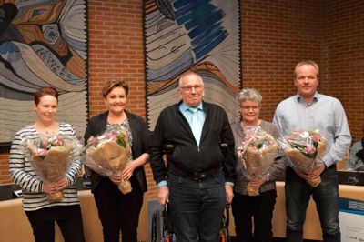 Formand Bjarne Dueholm i midten - med de fire prismodtagere. Til venstre er det Lisbeth Mortensen og Annette Skaaning Hansen, og til højre ses Charlotte Gade og Keld Hansen. ?Foto: Steen hebsgaard