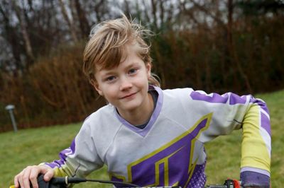 Nicolai Holm havde endnu ikke fået gipsen af, da avisen mødte ham, men det stopper ham ikke for at sætte sig op på motocrosscyklen igen. ?foto: Henrik Ole Jensen