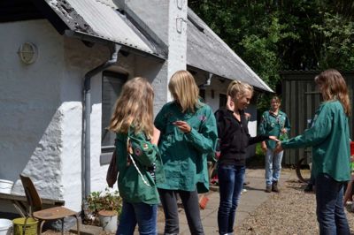 De grønne pigespejdere i Bording får renoveret taget på Egehuset inden de selv overtager huset i Brunbjerg foto Laila Kempel