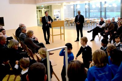 De yngste elever på skolen fik lov til at gå lidt før tid, men sad ellers pænt og hørte på udenrigsministernes indlæg ?foto laila kempel
