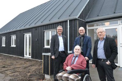En stolt Hans Bach var med ved indvielsen. Her ses han sammen med direktør i Kræftens Bekæmpelse, Leif Vestergaard Pedersen, borgmester Carsten Kissmeyer og lokalformand Henning Busk. ?Foto: Steen Hebsgaard