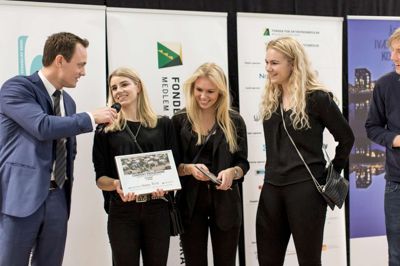 Vinderne af BizzMart blev Hedens Perle fra Ikast, De har indkapslet lyng i perler, der kan bruges til smykker. På den måde kan man samle noget af den midtjyske historie og bære med sig. De tre piger, Frederikke Bastkjær, Laura Søgaard og Kathrine Mikkelsen ses her da de kåres som vindere i National Entreprørskabsmesse i Odense ?foto Fonden for Entreprenørskab