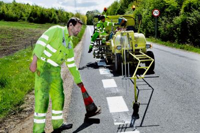 Bording og Bording Kirkeby kan blive forbundet med en cykelsti, hvis politikerne giver grønt lys. Bording Lokalråd mener, at en såkaldt »2 minus 1 vej« vil være en glimrende og billig måde at skabe trafiksikkerhed på. Billedet er fra Silkeborg Kommune, hvor man mellem Gjessø og Them har lavet denne vejtype med rigtig gode erfaringer til følge. ?Foto: Jakob Stigsen Andersen