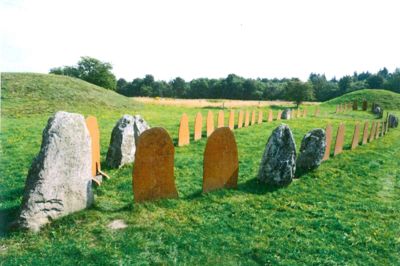 Stensætningen her ses ved Kiebæk Høje, hvor der er en gammel runesten.