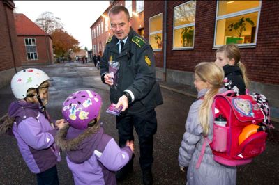 Politiassistent Kenn Sørensen er tilknyttet nærpolitiet i Ikast. Og han har haft flere sager om salg af hash i Ikast de seneste måneder. Her er han fotograferet på en mere fredelig mission med uddeling af reflekser til skolebørn. ?Arkiv-foto