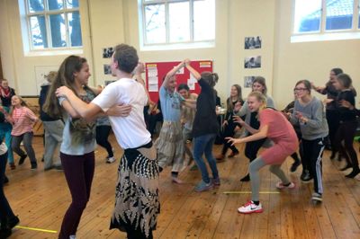 Weekendworkshops bliver fyldt med drama, sang, mime og meget andet i efteråret, men nok også med dialekter fra hele landet, da interessen for talentskolen er bred.