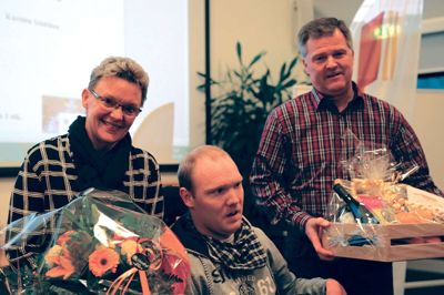 Preben Kristensen modtog onsdag aften Flensborgs Mindelegat i forbindelse med generalforsamlingen i Familielandbruget Midt-Vest. Det skete sammen med hustruen Bente og sønnen Søren. ?Foto: Heden & Fjorden