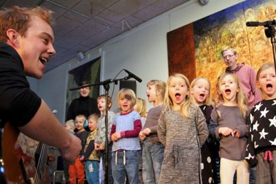 Pædagog og teamleder Nils Mathisen slog guitaren an. Og så sang børn og pædagoger med af fuld hals ved koncerten for forældre og bedsteforældre i Kulturhuset. Foto: Adam Haff
