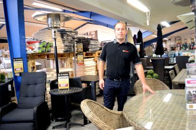 Thomas Luplau direktør hos XL Roslev Byggecenter i Ikast fejrer deres nye udvidede åbningstider med gode tilbud på blandt andet havemøbler ??foto laila kempel