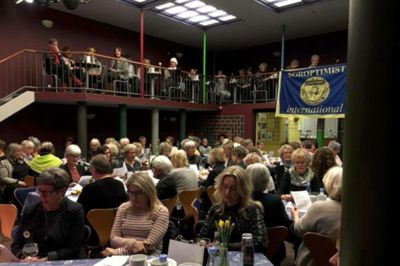 Der var helt fyldt op, da Ikast Soroptimistklub inviterede til cafeaften med foredrag, opvisning og lotteri ?foto privat