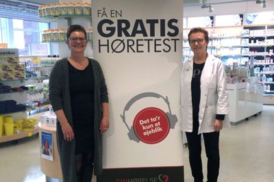 Lotte Spangsberg fra Din Hørelse sammen med apoteker Karen Marie Østergaard. ?Privat-foto