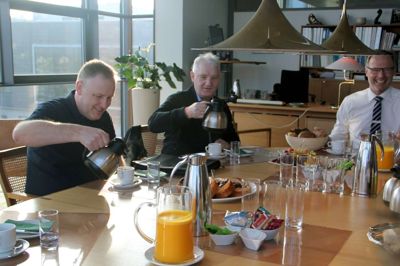Bjarne Mattila (i midten) og Anders Sandbjerg Larsen blev budt inden for på kontoret af Anders Dam. Han havde nok at smile af her til morgen.