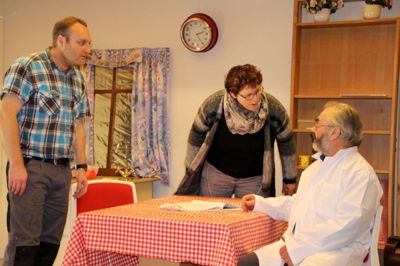 Et glimt fra prøverne på årets dilettantforestilling i Klovborg, der opføres lørdag 12. marts. ?Privatfoto