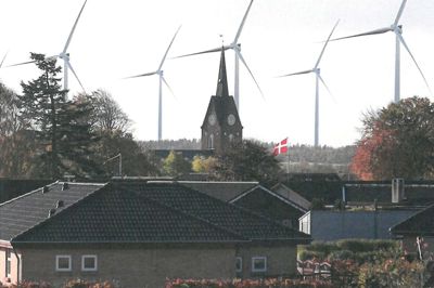 Udsigten til 150 meter høje vindmøller fik Isenvad helt op på mærkerne. De nye retningslinjer for vindmøller i Ikast-Brande Kommuner giver landsbyen fornyet energi til igen at tænke visioner. ?Foto: Modelfoto.