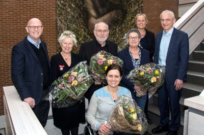 Ikast-Brande Kommune kunne forleden igen fejre en håndfuld jubilarer, der her ses på trappen på Rådhuset i Ikast:
Fra venstre borgmester Carsten Kissmeyer, : Bodil Vibeke Jørgensen 40 års jubilæum den 1. august 2015, Eli Holm Nicolaisen 40 års jubilæum den 1. august 2015 , Birgit Jeppesen 25 års jubilæum den 18. januar 2015 Susanne Bay Møller 25 års jubilæum den 6. august 2015, kommunaldirektr Henning Hansen.
Forrest Helle Holm 25 års jubilæum den 1. september 2015, ?foto Ikast-Brande