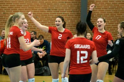Alt tyder på at pigerne fra Randers Ikast i næste sæson spiller vollyeball i landets bedste række. I aftes vist de klasseforskel mod Esbjerg i kvalifikationen til ligaen? Foto: Tom Laursen