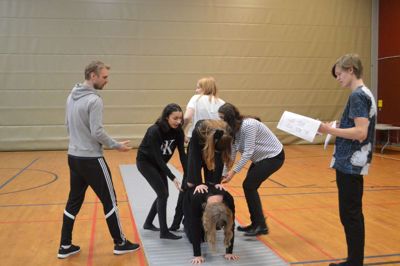 »Gadebørn« i sving med gadeteater i gymnastiksalen for at tjene et par håndører. ?Foto: Flemming Thulstrup