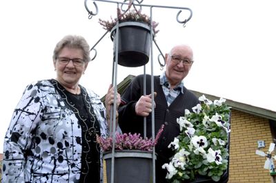 Selvom det fortsat er frostgrader så er Anne Marie og Alfred Balle allerede i fuld gang med at plante krukker til med blomster. Den 22. marts kan de fejre diamantbryllup ?foto Laila Kempel