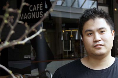 Der er brug for en café som Magnus i Ikast, fastslår Jay Jiang, der er ansat som tjener. ?Foto: Kim Kristensen