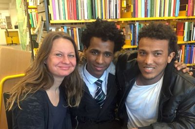 Mette Fenger med nogle af de flygtninge, hun arbejder med. ?PRIVAT-FOTo